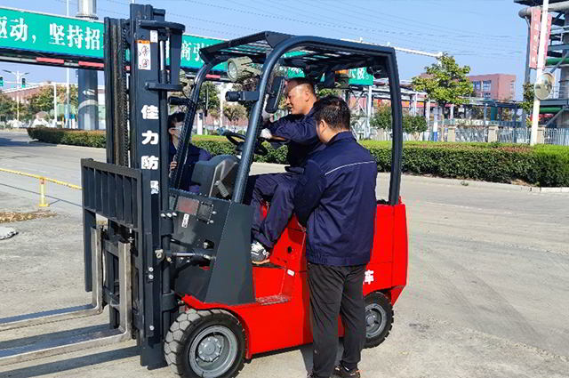安徽一家化工新材料企业采购一台佳力1.5吨电动防爆叉车